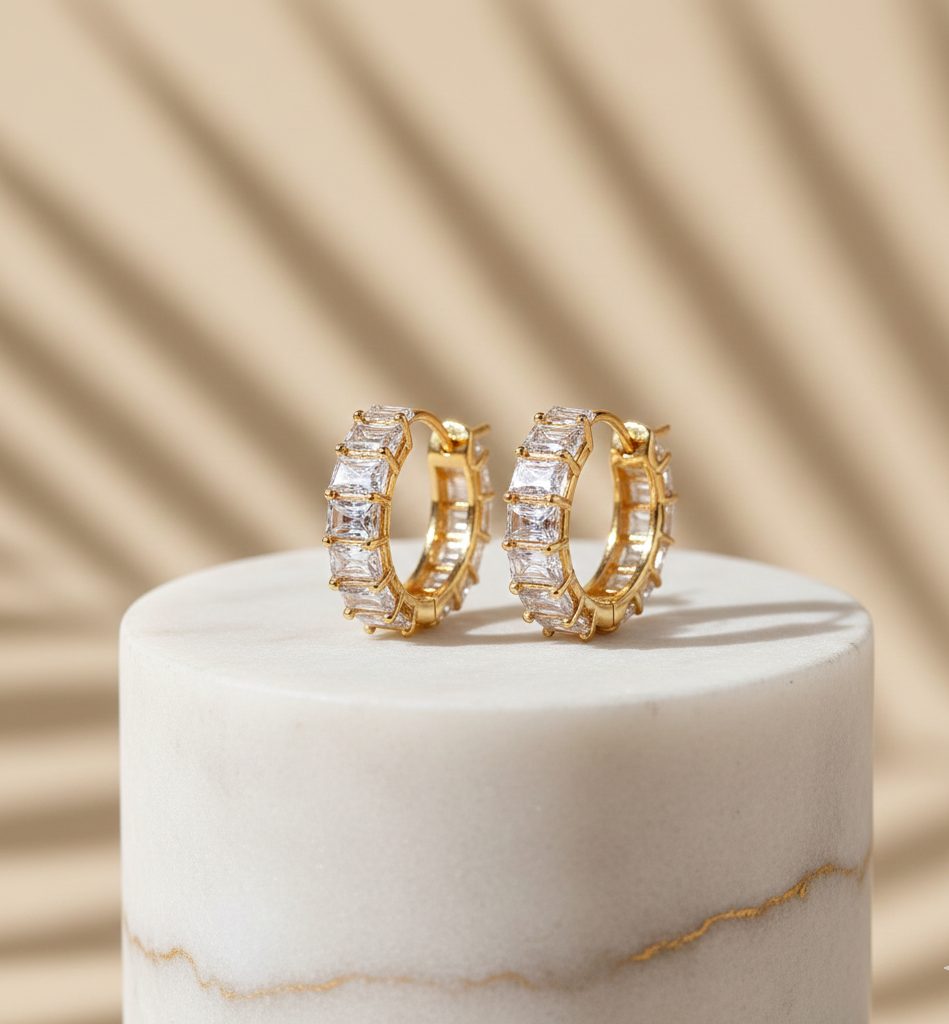 Pendientes Aro Huggie con Circonitas Baguette Baño Oro 18k - LorPier